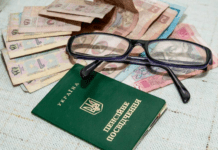 Які виплати можуть оформити українці, яким бракує страхового стажу