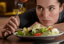 Страва, яка точно вразить гостей: незвичайний рецепт салату з оселедцем