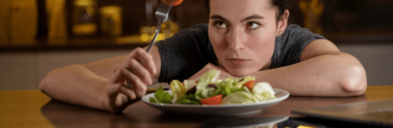 Страва, яка точно вразить гостей: незвичайний рецепт салату з оселедцем