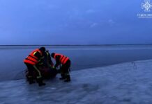 У Верхньодніпровську надзвичайники врятували рибаків, які опинилися у пастці на відірваній кризі