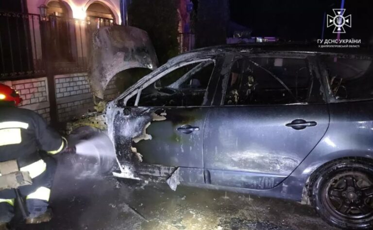 У Чечелівському районі Дніпра вночі зайнявся легковик