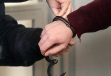 Перешкоджав роботі журналістів телеканалу «Рада» та наніс побої оператору: у Кривому Розі затримано охоронця підприємства