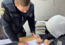 Пограбували бабусю та втекли: у Дніпрі затримали двох підозрюваних