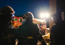 Російські війська вдарили по Золочеву Харківської області: зруйновано готель, під завалами людина