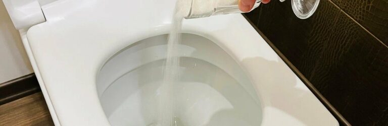 Для чого сиплють сіль в унітаз: ця проста хитрість допоможе уникнути екстрених ситуацій
