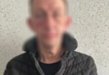 Вдарив, а потім штовхнув зі сходів: у Дніпрі поліція затримала чоловіка