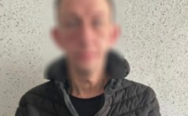 Вдарив, а потім штовхнув зі сходів: у Дніпрі поліція затримала чоловіка