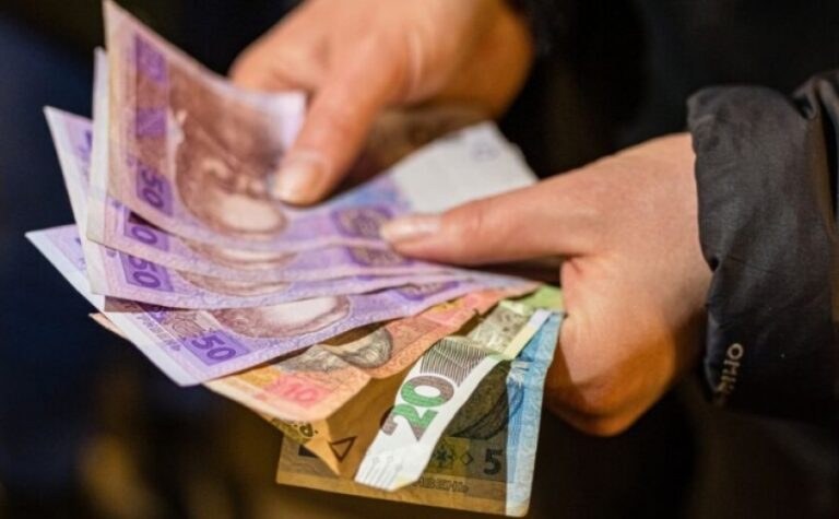 Допомога для ВПО з 1 березня: хто має звернутися із заявою про продовження виплат