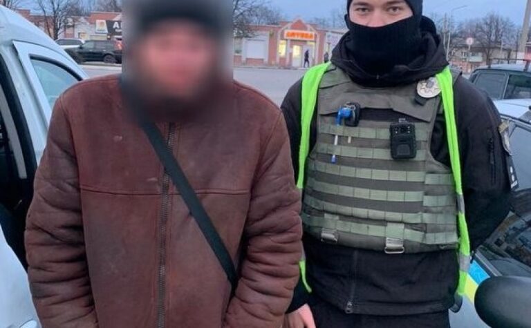 Вкрав товар і втік: у Тернівці правоохоронці затримали підозрюваного у грабежі чоловіка