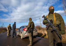 ДПСУ затримала ухилянтів, які їхали на “похорон до бабусі”. Вінки були справжніми