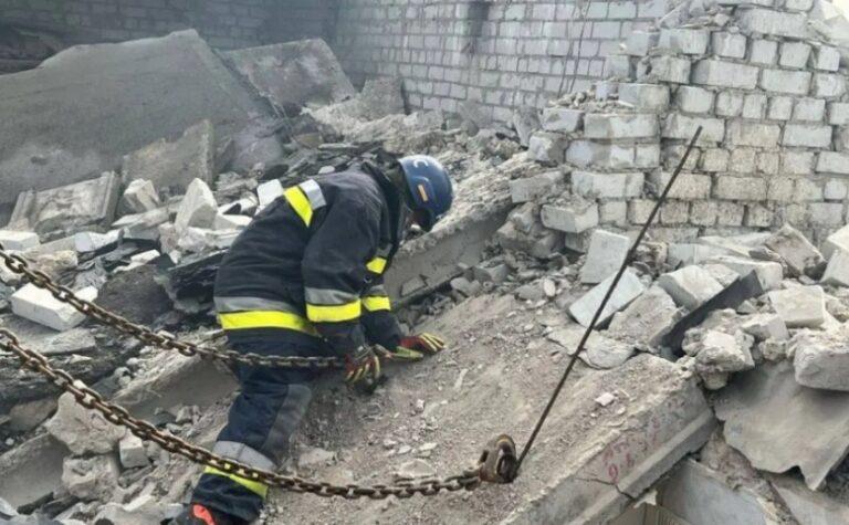 У Дніпрі з-під завалів розбитого шахедом будинку дістали тіло чоловіка