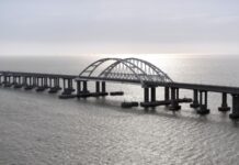 В окупованій Керчі чути вибухи, міст до Росії перекритий