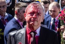 Українка, яку Москва звинувачує в облитті соком посла РФ в Польщі, відреагувала на рішення про заочний арешт