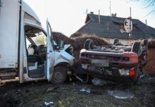 Зіткнувся з вантажівкою, врізався у паркан та перекинувся: подробиці ДТП з постраждалими у Дніпрі