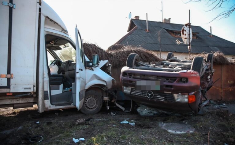 Зіткнувся з вантажівкою, врізався у паркан та перекинувся: подробиці ДТП з постраждалими у Дніпрі
