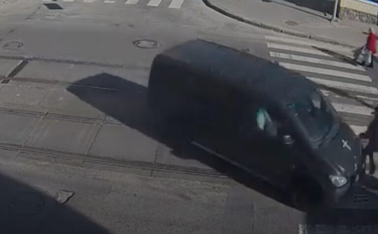 На вулиці Архітектора Петрова у Дніпрі мікроавтобус збив жінку на переході: потерпіла у лікарні