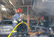 Рятувальники Дніпра ліквідували займання в гаражі з легковим автомобілем всередині