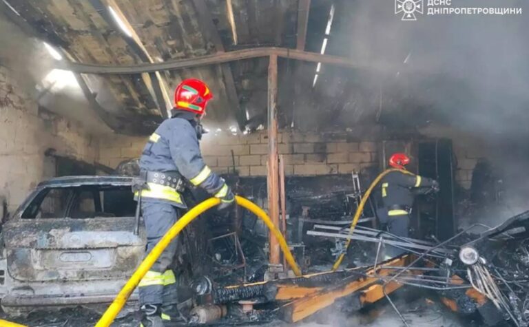 Рятувальники Дніпра ліквідували займання в гаражі з легковим автомобілем всередині