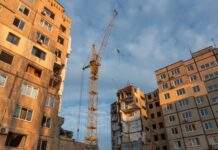 У Дніпрі розпочали демонтаж частини будинку, зруйнованого ворожею ракетою