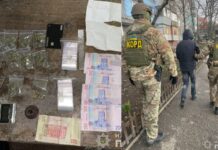 Збував заборонені речовини на території міста: у Запоріжжі затримали місцевого наркоділка