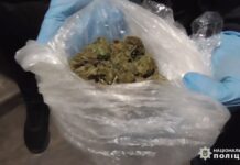 Збував наркотики посеред вулиці: поліцейські Дніпра затримали підозрюваного