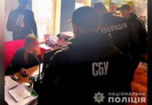 Вимагала хабар за зняття арешту з майна: у Кам’янському затримали місцеву посадовицю