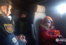 «Виїжджаємо, бо лишатися небезпечно»: запорізькі поліцейські евакуювали дитину з прифронтового Приморського