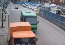 У центрі Дніпра автобус №113 врізався у вантажний Mercedes: подробиці