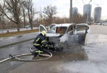 На Набережній Перемоги у Дніпрі на ходу зайнявся легковик: деталі