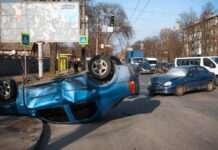 На Богдана Хмельницького у Дніпрі Dacia зіткнулась з Daewoo та перекинулась на дах: деталі