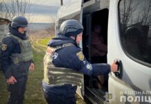 Небезпека зростає щомиті: поліцейські Запоріжжя продовжують евакуювати людей з обстрілюваних населених пунктів