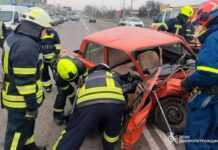 Рятувальники Павлограда деблокували тіло водія з понівеченого внаслідок ДТП авто