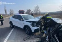 Внаслідок ДТП у Камʼянському районі постраждали 3 людини: деталі