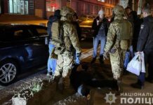 Вимагав неіснуючий борг: під час поліцейської спецоперації у Дніпрі затримали 24-річного зловмисника