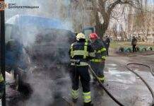 На тимчасовій зупинці у Павлограді спалахнув мікроавтобус: подробиці від надзвичайників