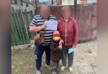 Йшла до бабусі і загубилася: патрульні Дніпра виявили 6-річну дівчинку на автозаправній станції