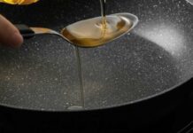 Навіщо сіль додають в олію і посипають сковороду: неймовірні кулінарні хитрощі