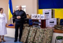 Вдячність за те, що мають змогу тримати свій фронт: лікарі Дніпропетровщини передали на фронт партію необхідного обладнання