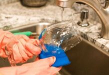 Чому не можна мити посуд і прибирати у гостях: чим це загрожує