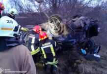 Не впорався з керуванням та злетів у кювет: у Нікопольському районі рятувальники деблокували водія з понівеченого авто