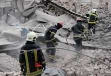 Зруйнований будинок та розбір завалів. Що відбувається на Печерську після удару по Києву (фоторепортаж)