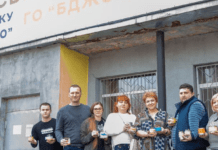 Активісти “Бджоли” виготовляли окопні свічки у “Волонтерському центрі”