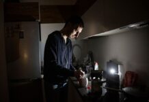 У Харкові та області вводять погодинні відключення світла: графіки