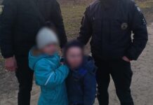 Розшукали менш ніж за годину: у Нікополі поліція повернула додому двох малолітніх дітей, що пішли гуляти та загубилися