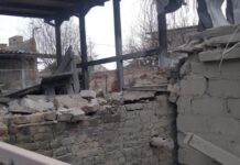 Нікополь оговтується після вчорашніх ударів з важкої артилерії та дронів: слідчі поліції фіксують наслідки атаки