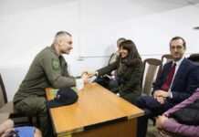 Кличко зустрівся з мером Парижа і вручив відзнаку “За сприяння обороні Києва”