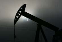 США можуть запровадити обмеження на експорт нафти до Китаю