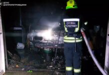 Вигорів вщент: у Петриківці зайнявся гараж з автівкою всередині