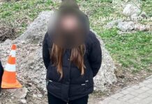 20 згортків зі сліп-пакетами: патрульні Дніпра затримали чоловіка і жінку, що розкладали закладки