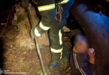 У Кривому Розі врятували чоловіка який застряг між трубою та залізобетонною плитою